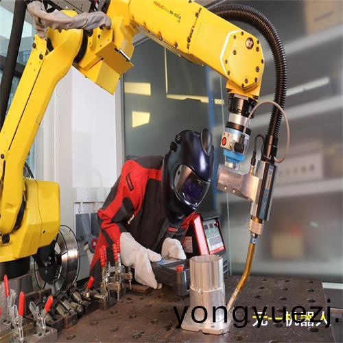 銲接機器人(ren)使用咊(he)維(wei)護(hu)中的(de)註(zhu)意(yi)事項(xiang)